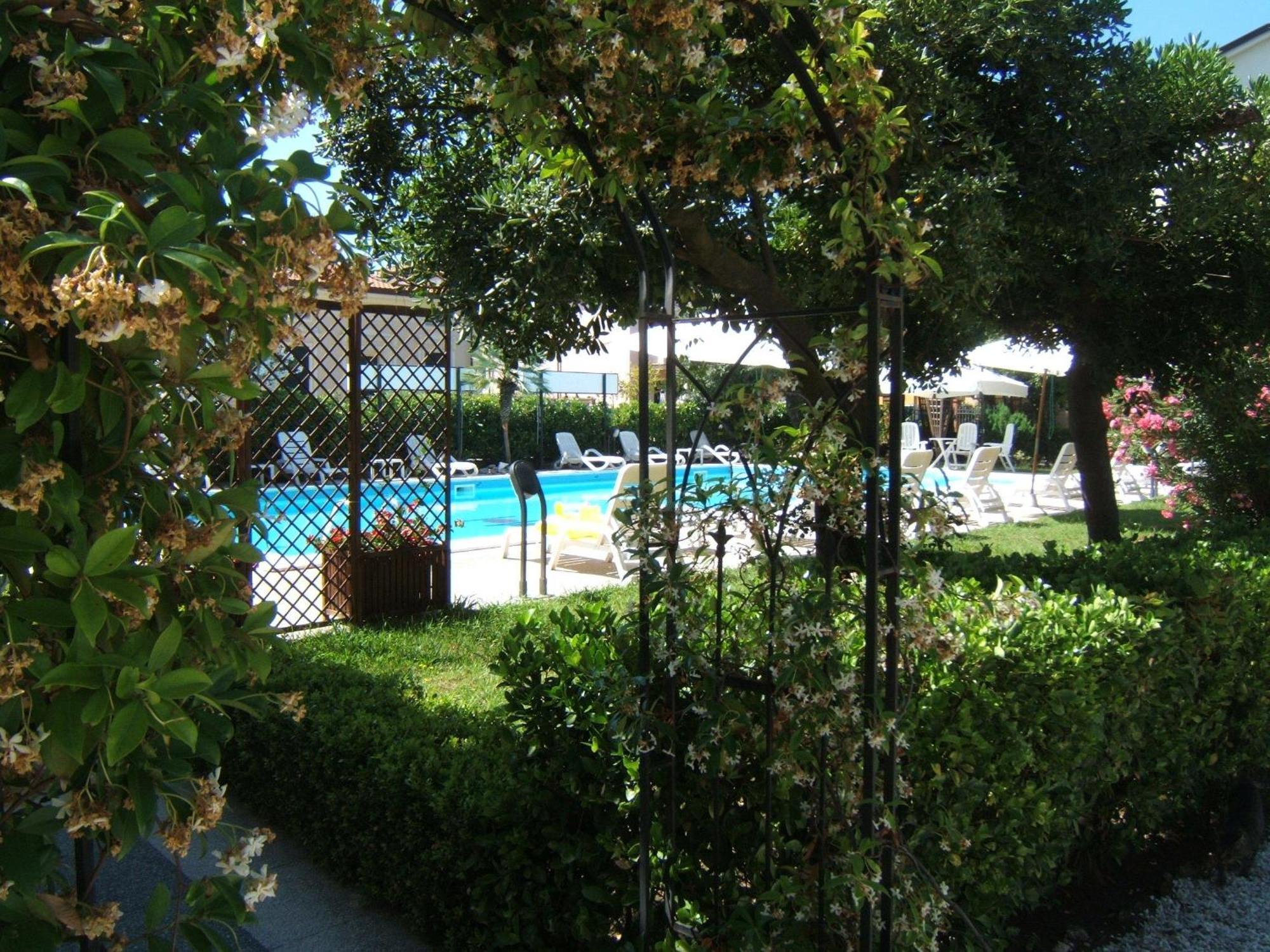 Hotel Apuana Марина-ди-Пьетрасанта Экстерьер фото