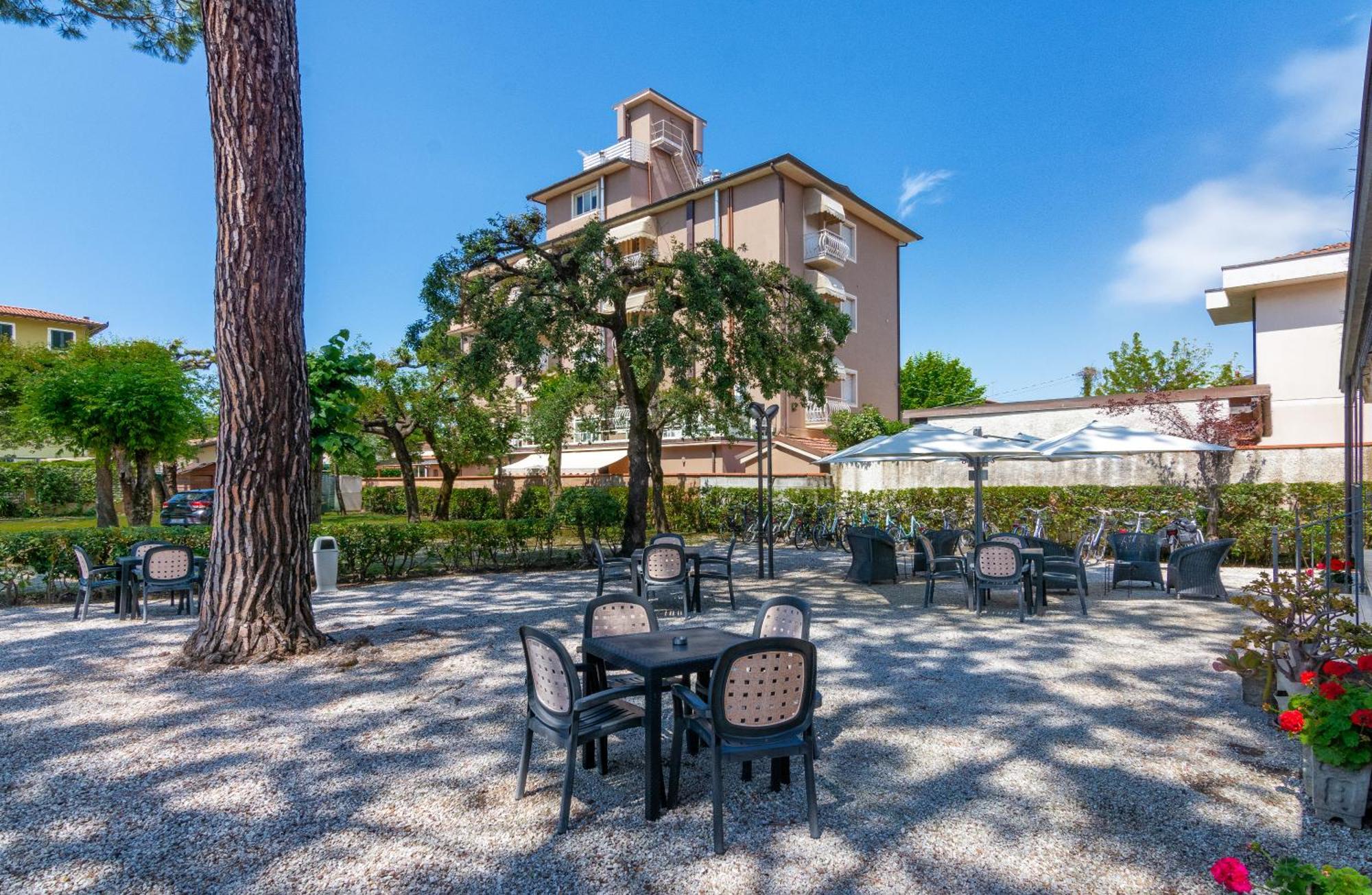 Hotel Apuana Марина-ди-Пьетрасанта Экстерьер фото
