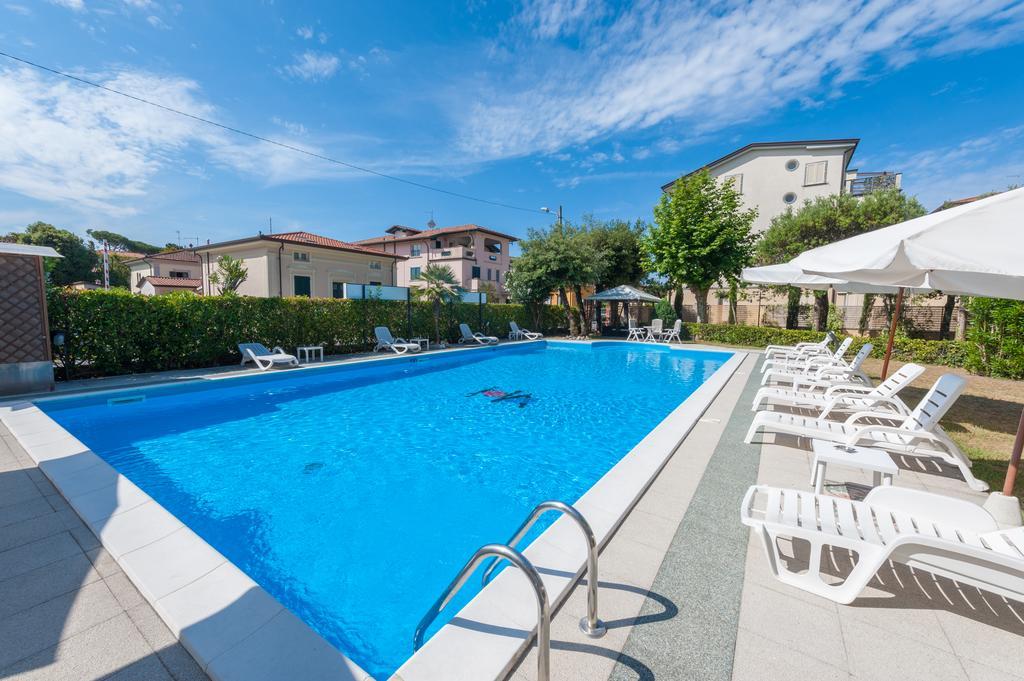 Hotel Apuana Марина-ди-Пьетрасанта Экстерьер фото